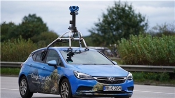 Ein Fahrzeug von Google Street View, bestückt mit Kameras.