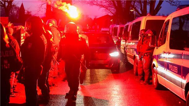 AfD in Dahlenburg: Eier und Bengalos fliegen Ein Fahrzeug wird im Kreis Lüneburg am Rande einer AfD-Wahlkampfveranstaltung mit einem brennenden Bengalo beworfen.