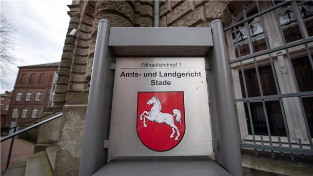 Ein Fall von Vergewaltigung wird vor dem Landgericht Stade verhandelt. Die Tat soll vor rund zwei Jahren in Dorum begangen worden sein. Jetzt wurde die Anklageschrift verlesen.