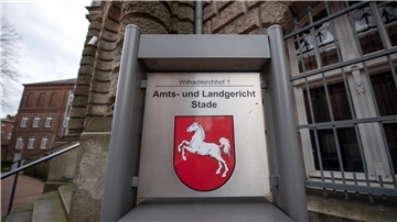 Ein Fall von Vergewaltigung wird vor dem Landgericht Stade verhandelt. Die Tat soll vor rund zwei Jahren in Dorum begangen worden sein. Jetzt wurde die Anklageschrift verlesen.