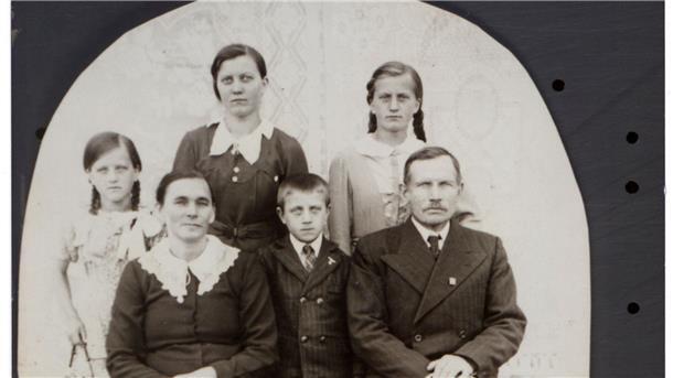 Ein Familienfoto – aufgenommen in Obendorf: vorne Stiefmutter Wanda, Artur und Vater Adolf Redel, dahinter die Schwestern Eugenie, Emma und Martha. 