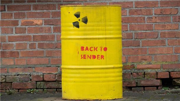 Atommüllendlager Schacht Konrad verzögert sich erneut Ein Fass mit der Aufschrift „Back to sender“ und einem Atomzeichen steht vor einem Haus in der Ortschaft Bleckenstedt bei Salzgitter in der Nähe vom Schacht Konrad.