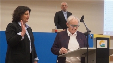 Geestlands neue Bürgermeisterin Gabi Kasten (links) spricht die Eidesformel nach, die Ellen Frank, stelllvertretende ehrenamtliche Bürgermeisterin der Stadt Geestland, verliest. Foto Stehn