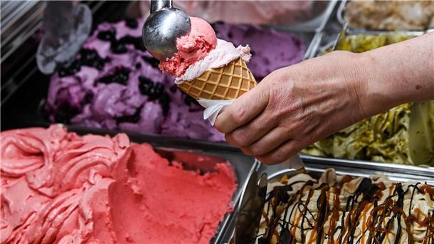 Für Ferienjobs gibt’s klare Regeln Ein Ferienjob: in der Eisdiele arbeiten.
