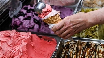 Ein Ferienjob: in der Eisdiele arbeiten.