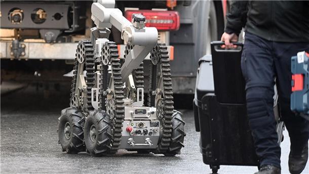 Ein ferngesteuertes Roboterfahrzeug war bei den Untersuchungen ebenfalls zum Einsatz gekommen. Ein Iraner soll einen Giftanschlag geplant haben. Der 32-jährige und sein Bruder waren bei einem Großeinsatz der Polizei festgenommen worden.