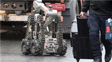 Ein ferngesteuertes Roboterfahrzeug war bei den Untersuchungen ebenfalls zum Einsatz gekommen. Ein Iraner soll einen Giftanschlag geplant haben. Der 32-jährige und sein Bruder waren bei einem Großeinsatz der Polizei festgenommen worden.