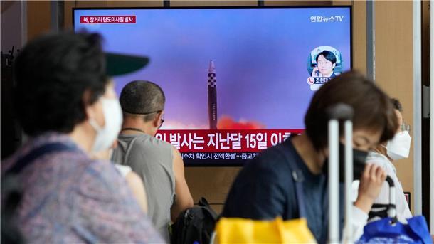 Ein Fernsehbildschirm im Seouler Bahnhof zeigt ein Bild eines älteren nordkoreanischen Raketenstarts.