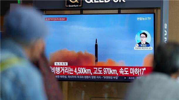 Ein Fernsehbildschirm im südkoreanischen Seoul zeigt eine Nachrichtensendung über den nordkoreanischen Raketenstart.