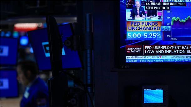 Kursrutsch an US-Börsen geht weiter - Zinsangst Ein Fernseher zeigt Nachrichten zur Federal Reserve (Fed). (Archivbild)