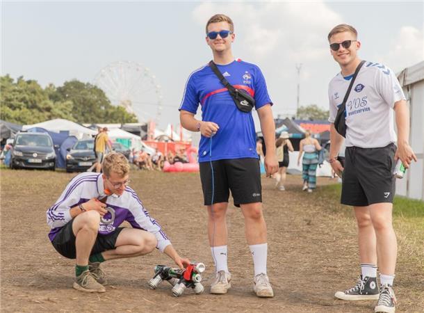 Ein Festival ist kein geeigneter Platz für Tiere, schreibt das Deichbrand. Die, die ihre vierbeinigen Freunde zu Hause lassen mussten, wissen sich aber zu helfen.