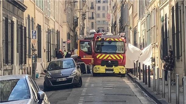 Haus in Marseille stürzt ein - Sechs Tote in Trümmern Ein Feuerwehrauto steht in einer Straße in der Nähe der Stelle, an der das Gebäude eingestürzt ist.