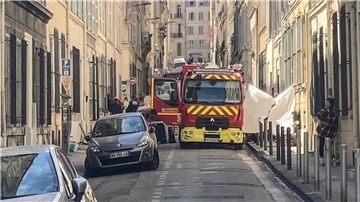 Ein Feuerwehrauto steht in einer Straße in der Nähe der Stelle, an der das Gebäude eingestürzt ist.