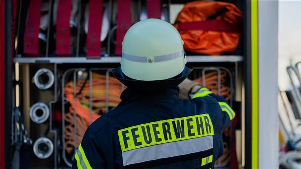 Feuer: Bewohner klettert im zehnten Geschoss über Balkon Ein Feuerwehrmann holt Equipment aus einem Einsatzfahrzeug an der Feuerwache.