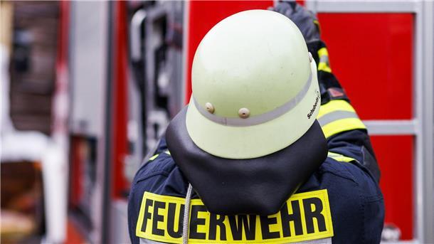 Brand bei Entsorgungsfirma: 50.000 Euro Sachschaden Ein Feuerwehrmann holt während einer Einsatzübung einer Freiwilligen Feuerwehr eine Leiter vom Dach eines Einsatzfahrzeugs.