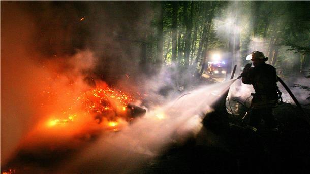 Ein Feuerwehrmann löscht im Sauerland einen Waldbrand. Experten mahnen zur Vorsicht.