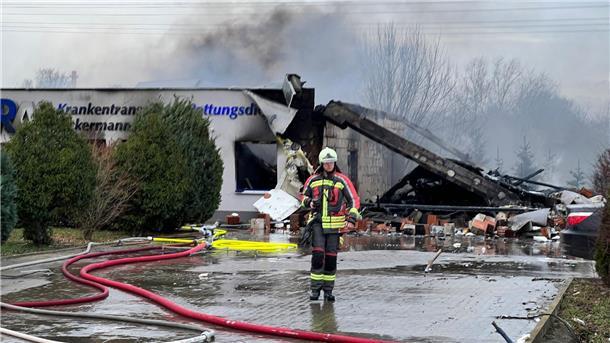 Ein Feuerwehrmann steht nach einer Detonation in einer Rettungswache vor Trümmern.