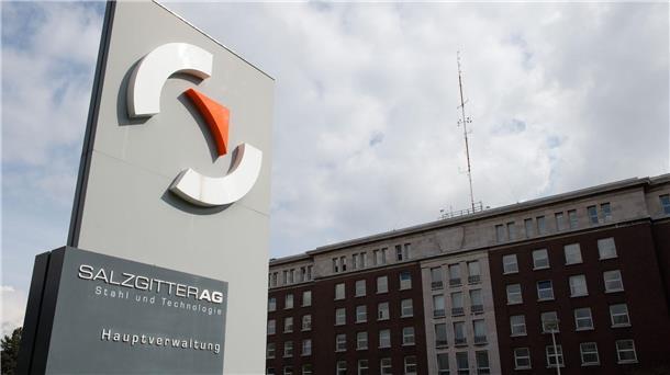 Salzgitter senkt Umsatzprognose: Gewinnziel bestätigt Ein Firmenlogo steht vor der Zentrale der Salzgitter AG.