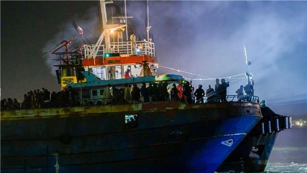 Ein Fischerboot mit etwa 500 Migranten läuft am frühen Morgen in den süditalienischen Hafen von Crotone ein.