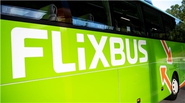 Ein Flixbus steht im Zentralen Omnibusbahnhof in Berlin.