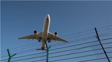 Ein Flugzeug bei der Landung.