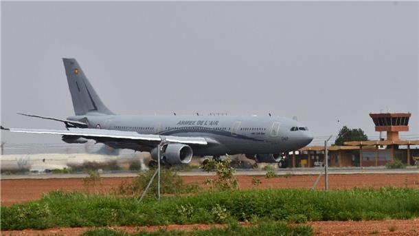 Ein Flugzeug der französischen Luftwaffe auf dem internationalen Flughafen von Niamey. Zwei Evakuierungsmaschinen sind inzwischen in Frankreich gelandet.