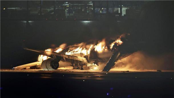 Fünf Tote bei Flugzeugkollision auf Flughafen in Tokio Ein Flugzeug der Japan Airlines brennt auf der Landebahn des Tokioter Flughafens Haneda.