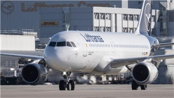 Ein Flugzeug der Lufthansa rollt auf dem Flughafen Frankfurt zum Start.