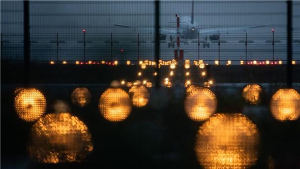 Übung am Flughafen Hannover: Luftwaffe zieht gute Bilanz Ein Flugzeug landet hinter Signallichtern auf einem Flughafen.