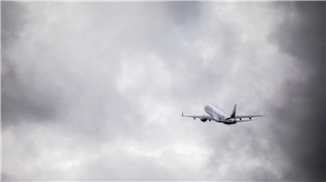 Ein Flugzeug mit abgeschobenen Menschen hebt in Deutschland ab. Doch nicht nur die Rückführung von abgelehnten Asylbewerben gilt es zu intensivieren, auch die Zuwanderung qualifizierter Arbeitskräfte und die Integrationsbemühungen will der Kreistag stärken.