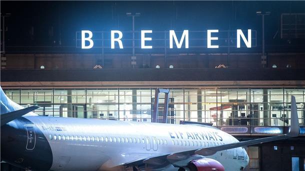 Ein Flugzeug steht nachts auf dem Rollfeld vom Flughafen Bremen.