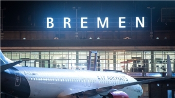 Ein Flugzeug steht nachts auf dem Rollfeld vom Flughafen Bremen.