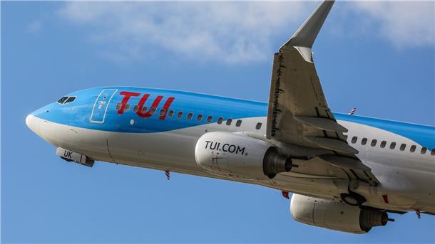 Tui und Cepsa wollen bei nachhaltigem Flugbenzin kooperieren Ein Flugzeug vom Typ Boeing 737-800 der deutschen Fluggesellschaft Tuifly startet vom Flughafen Stuttgart.