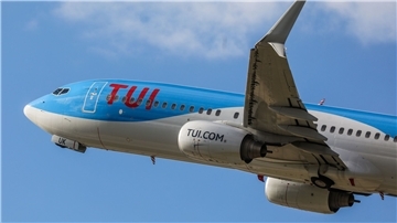 Ein Flugzeug vom Typ Boeing 737-800 der deutschen Fluggesellschaft Tuifly startet vom Flughafen Stuttgart.