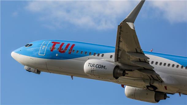 Ein Flugzeug vom Typ Boeing 737-800 der deutschen Fluggesellschaft Tuifly startet vom Flughafen Stuttgart.