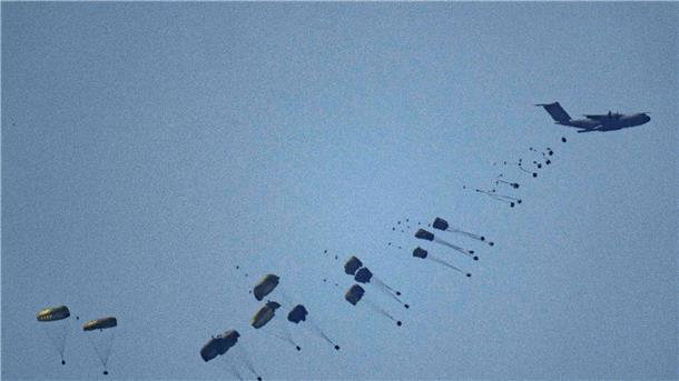 Abgeworfene Gaza-Hilfslieferung erschlägt fünf Menschen Ein Flugzeug wirft humanitäre Hilfe über dem nördlichen Gazastreifen ab.