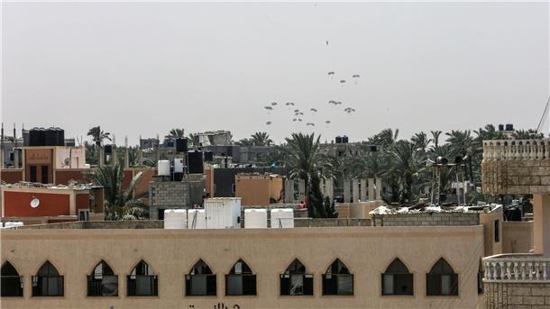 Ein Flugzeug wirft über dem südlichen Gazastreifen Lebensmittel ab.