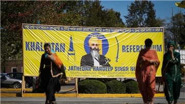 Ein Foto des getöteten Hardeep Singh Nijjar ist vor dem Sikh-Kulturzentrum zu sehen, wo Nijjar im Juni erschossen wurde.