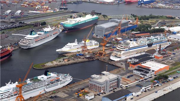 Ein Foto noch aus dem Sommer: Die Kajen der Lloyd Werft sind belegt. Nun droht dem Unternehmen das Ende.