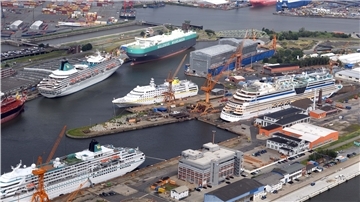 Ein Foto noch aus dem Sommer: Die Kajen der Lloyd Werft sind belegt. Nun droht dem Unternehmen das Ende.
