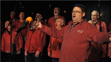 Der Shantychor Nordenham singt im Sommer 2024 beim Fonsstock-Festival in Nordenham.