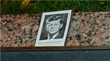 Ein Foto von John F. Kennedy liegt neben der Gedenktafel auf der Dealey Plaza in Dallas, dem Platz, wo am 22. November 1963 das Attentat auf den damaligen US-Präsident geschah.