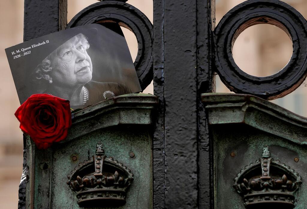 Erster Todestag der Queen: Royals erinnern an Elizabeth II. Ein Foto von Königin Elizabeth II. hängt am Tor des Buckingham Palace in London. Mit Salutschüssen und Glockengeläut gedenkt Großbritannien des ersten Jahrestages des Todes von Königin Elizabeth II.