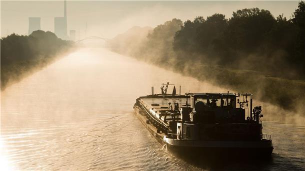 Schiffe kollidieren auf Mittellandkanal - sechs Verletzte Ein Frachtbinnenschiff und ein Ausflugsschiff waren nach Angaben der Feuerwehr bei einem Überholmanöver auf dem Mittellandkanal zusammengestoßen. (Symbolbild)