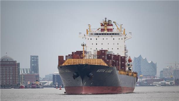 Hafen Hamburg nach Warnstreik wieder erreichbar Ein Frachtschiff fährt durch den Hamburger Hafen.