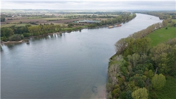 Ein Frachtschiff fährt über den Rhein bei Biebesheim in Südhessen.