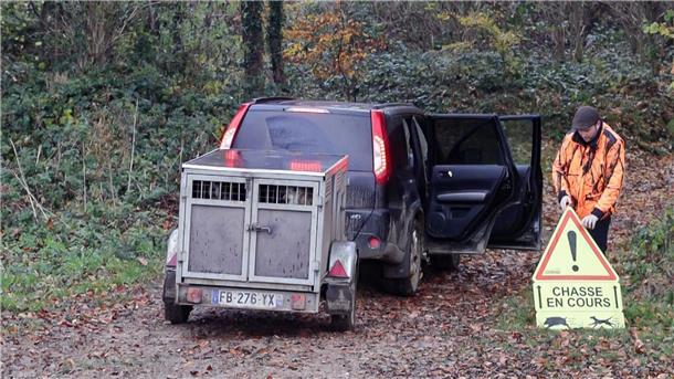 Die Jagd erhitzt in Frankreich die Gemüter Ein französischer Jäger stellt ein Schild auf, das Spaziergänger vor einer Drückjagd warnt.