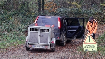 Die Jagd erhitzt in Frankreich die Gemüter Ein französischer Jäger stellt ein Schild auf, das Spaziergänger vor einer Drückjagd warnt.