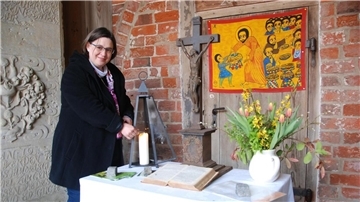 Ein Friedenslicht hat Anja Niehoff an der Klosterkirche immer wieder angezündet. Der Pastorin liegen die Menschen in Neuenwalde und umzu sehr am Herzen. Jetzt nimmt sie ihren Abschied