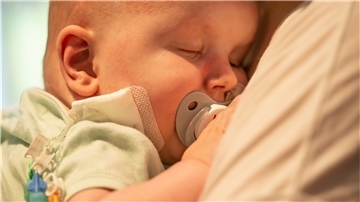Ein friedvoller, von Liebe durchströmter Augenblick: Der kleine Marlon schläft auf Mamas Arm. Erschöpft von vielen schweren Herzoperationen in seinem kurzen Erdendasein. Es sind die letzten, leidlosen Lebensstunden des Babys, die es ganz nah mit Mama und Papa im Kinderhospiz Joshuas Engelreich in Wilhelmshaven verbringt.